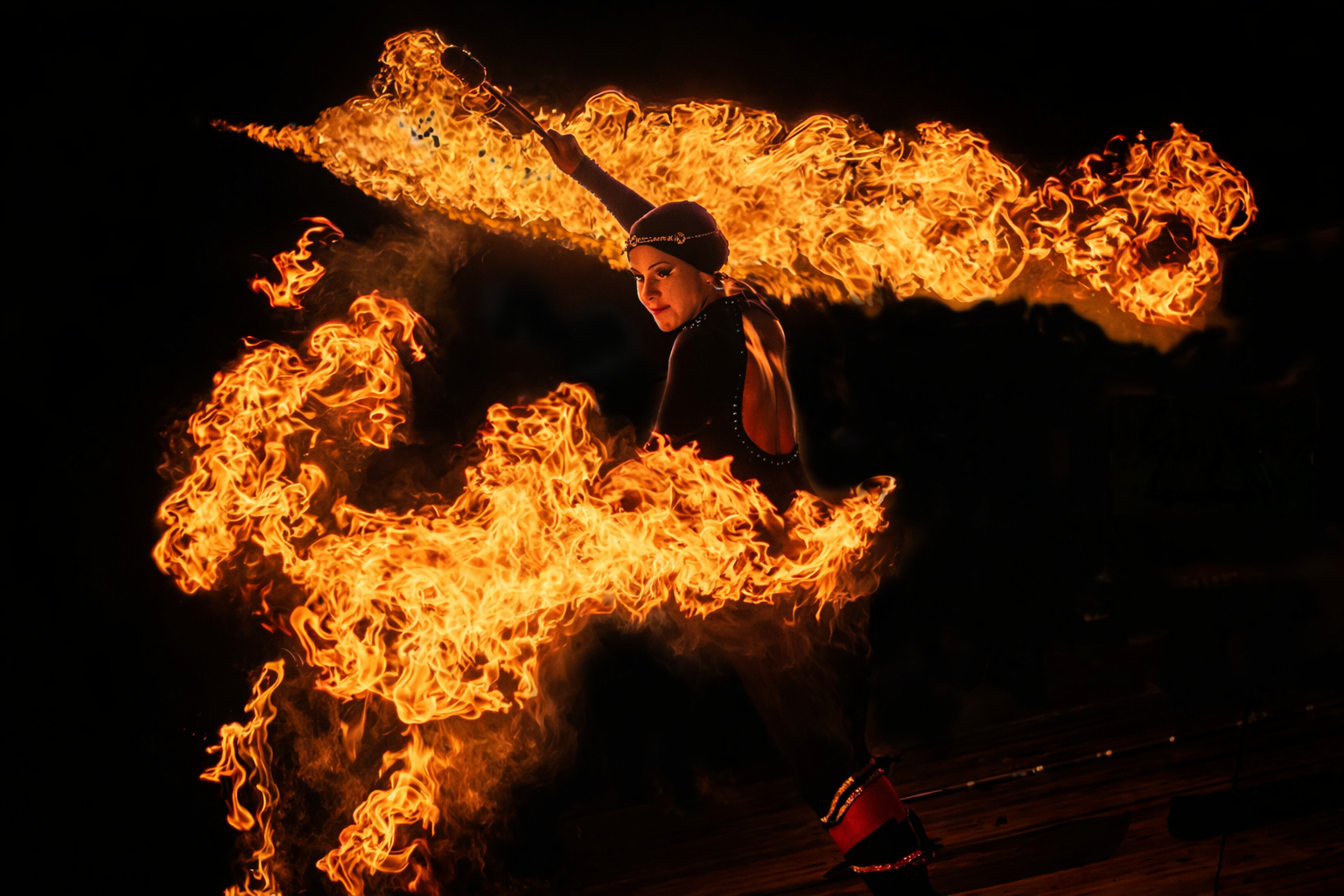 Feuertaenzerin mit riesigen Feuerschleifen